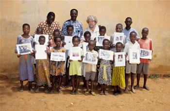 Beninische Kinder prsentieren stolz Bilder ihrer deutschen Schulpaten